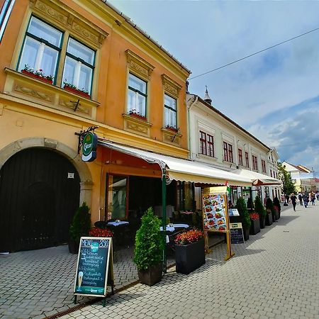 Cherry Apartman Егер Екстериор снимка