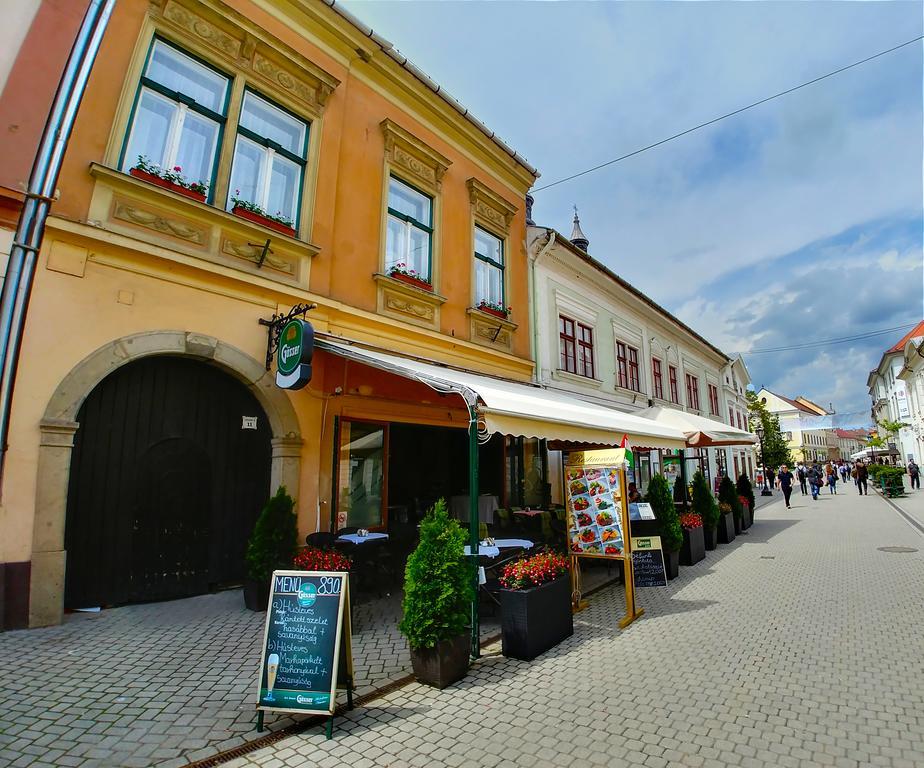 Cherry Apartman Егер Екстериор снимка